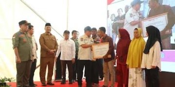 Serahkan Bantuan Rumah Rusak Korban Bencana di Aceh Tamiang