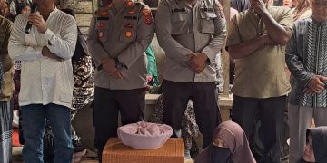 Kapolsek Torgamba Bersama Personel Melayat dan Berikan Trauma Healing kepada Keluarga Korban Pengeroyokan di Aek Batu