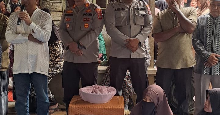 Kapolsek Torgamba Bersama Personel Melayat dan Berikan Trauma Healing kepada Keluarga Korban Pengeroyokan di Aek Batu