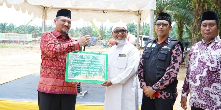 Bupati Armia, Lakukan Peletakan Batu Pertama Sebagai Icon Keagamaan Dan Pusat Aktivitas Umat