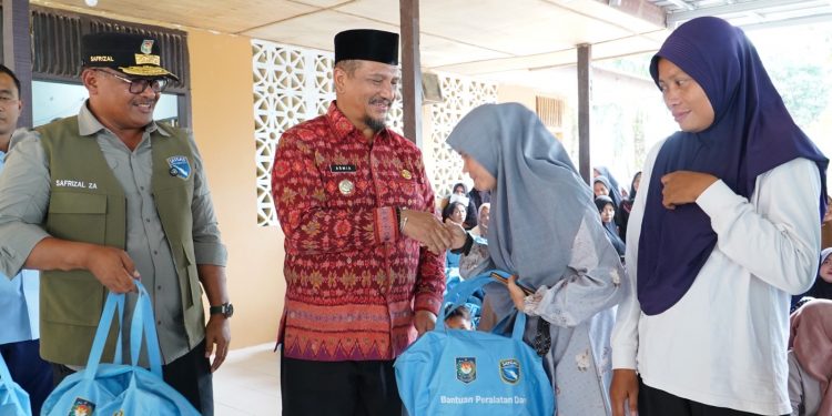 Bupati Aceh Tamiang Armia Fahmi, Bersama Dirjen Adwil Kemendagri Tinjau Instalasi Air Bersih dan Serahkan Bantuan bagi Warga Terdampak Bencana