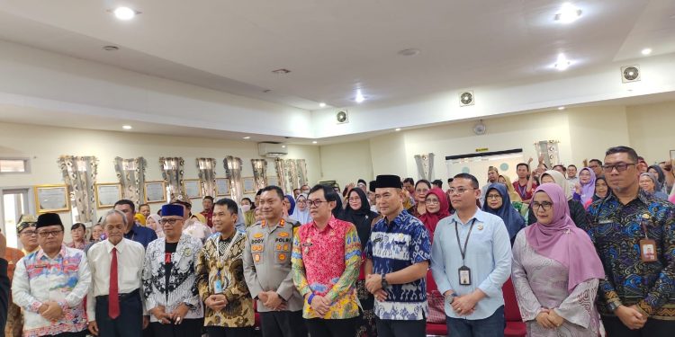 Suasana yang begitu hangat dalam penandatanganan pakta integritas dan Komitmen bersama dalam SPMB kota Singkawang