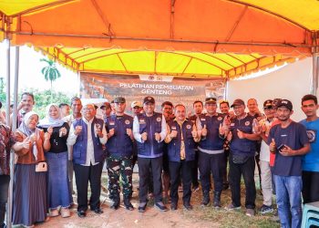 Badan Nasional Pengelola Perbatasan RI, Gelar Pelatihan Pembuatan Genteng Lumpur Sisa Banjir Bagi Pengrajin Batu Bata