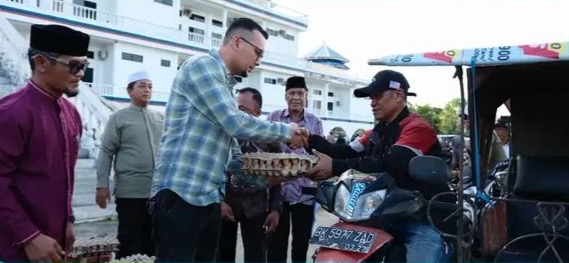 Bupati Labusel Salurkan 60 Paket Sembako kepada Pengemudi Becak Bermotor