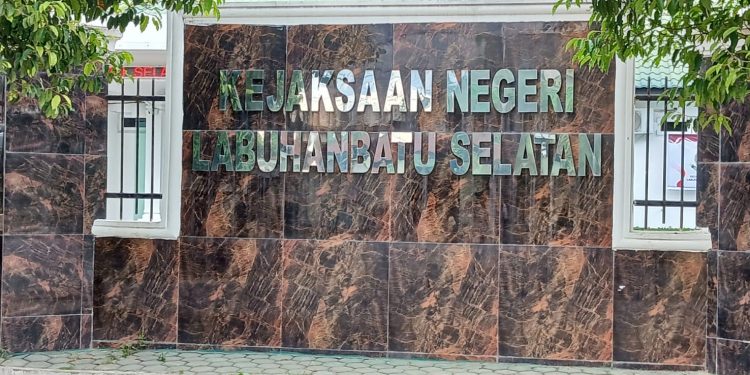 Kejari Labusel Tahan Mantan Manajer BOS, Kasus Dugaan Korupsi Plang Sekolah Masuk Tahap Penuntutan