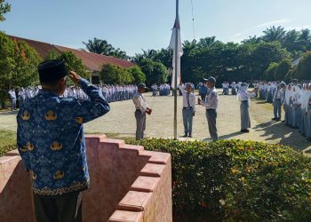 SMA Negeri 1 Portibi Gelar Upacara Peringatan HUT ke-81 Kemerdekaan RI di Lapangan Upacara Sekolah
