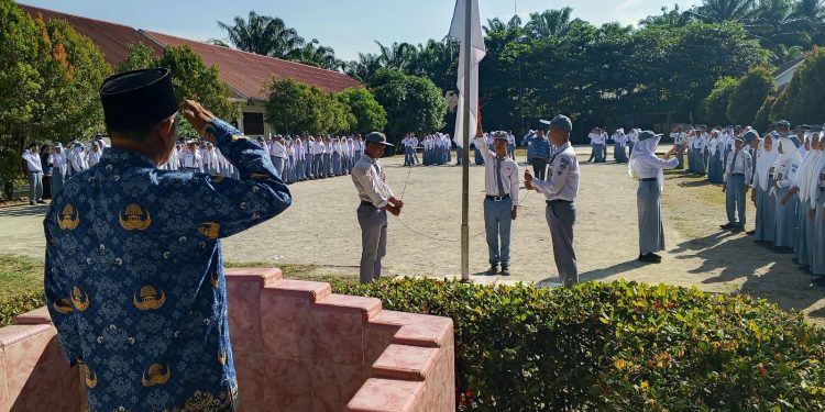 SMA Negeri 1 Portibi Gelar Upacara Peringatan HUT ke-81 Kemerdekaan RI di Lapangan Upacara Sekolah