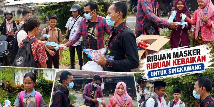 Aksi Peduli Kabut Asap. Gabungan Beberapa Wartawan Bagikan Ribuan Masker dan Air Mineral kepada Warga