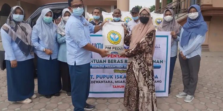 Pupuk Iskandar Muda Garda Terdepan Menyalurkan Bantuan Sosial Terhadap Lingkungan Perusahaan