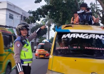 Upaya Menekan Angka Kecelakaan Sat Lantas Polres Siantar Edukasi Sopir dan Pelajar yang Bergelantungan di Angkot