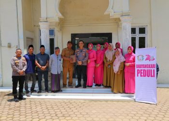 Menyambut HKGB Ke – 74, Bhayangkari Menyerahkan Bantuan Rehab Mushola Al-Huda Di Desa Jamur Jelatang