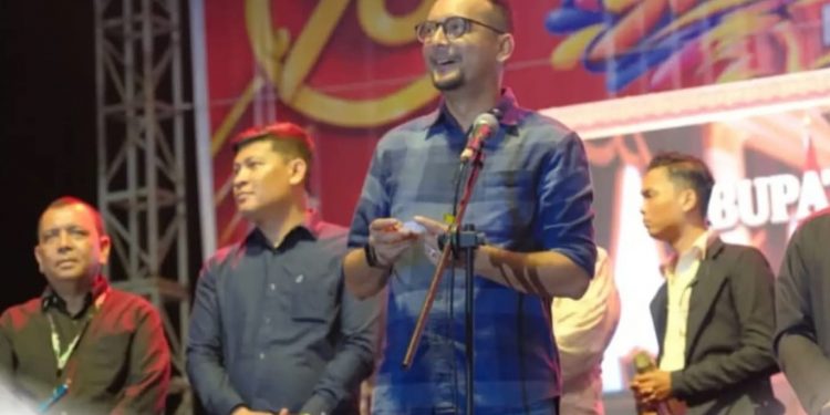 Bupati Labusel Hadiri Semarak 35 Tahun Transfest, Tandatangani Prasasti Monumen Transmigrasi Teluk Panji IV