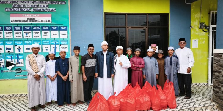 CSD Gelar Jumat Barokah, Bagikan Nasi Kotak kepada Jemaah Pesantren Mahabbatulrosul SAW