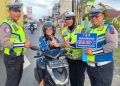 Tebar Kepedulian di Jalan, Satlantas Polres Simalungun Bagikan Helm dan Cokelat saat Ops Patuh Toba 2026