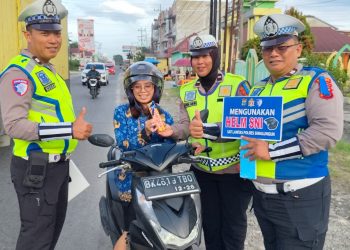 Tebar Kepedulian di Jalan, Satlantas Polres Simalungun Bagikan Helm dan Cokelat saat Ops Patuh Toba 2026