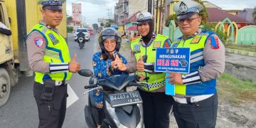 Tebar Kepedulian di Jalan, Satlantas Polres Simalungun Bagikan Helm dan Cokelat saat Ops Patuh Toba 2026