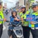 Tebar Kepedulian di Jalan, Satlantas Polres Simalungun Bagikan Helm dan Cokelat saat Ops Patuh Toba 2026
